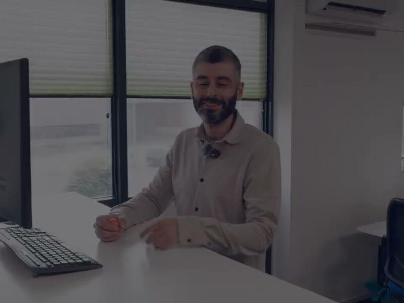 Yusuf aan het werk