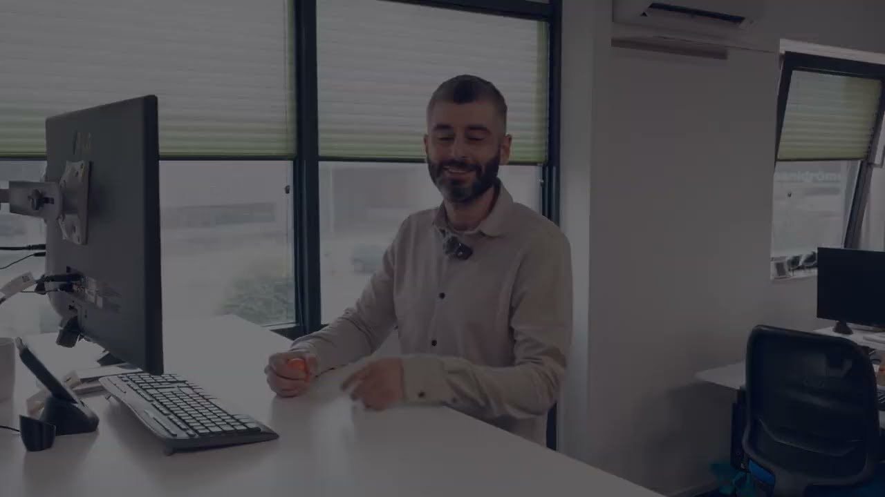 Yusuf aan het werk